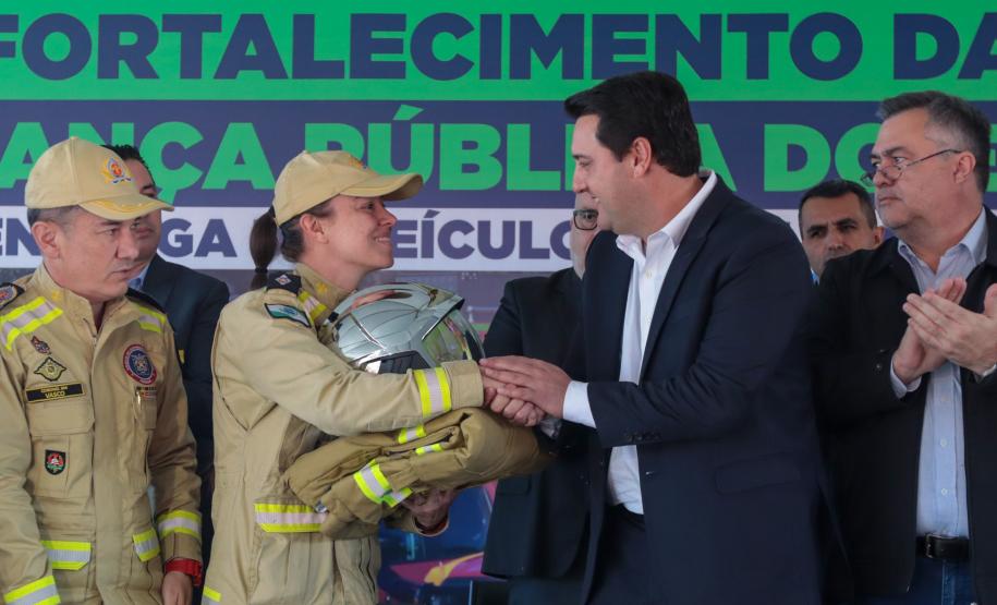 O governador Carlos Massa Ratinho Junior entregou nesta segunda-feira (3) 39 novos veículos para reforçar os trabalhos do Corpo de Bombeiros do Paraná.