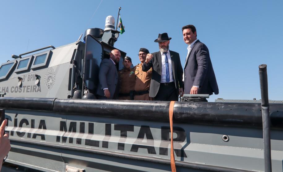 O governador Carlos Massa Ratinho Junior entregou nesta segunda-feira (3) 39 novos veículos para reforçar os trabalhos do Corpo de Bombeiros do Paraná.