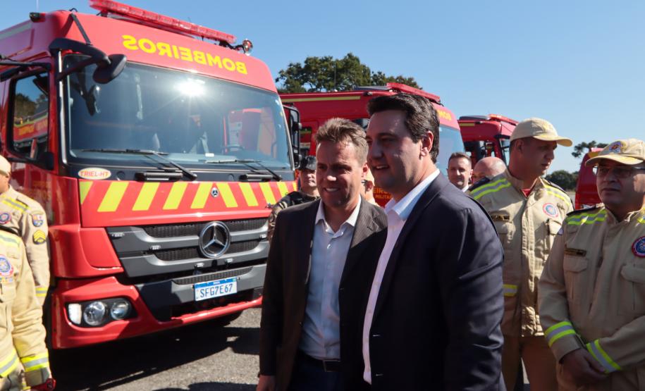 O governador Carlos Massa Ratinho Junior entregou nesta segunda-feira (3) 39 novos veículos para reforçar os trabalhos do Corpo de Bombeiros do Paraná.