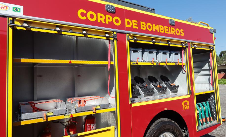 O governador Carlos Massa Ratinho Junior entregou nesta segunda-feira (3) 39 novos veículos para reforçar os trabalhos do Corpo de Bombeiros do Paraná.
