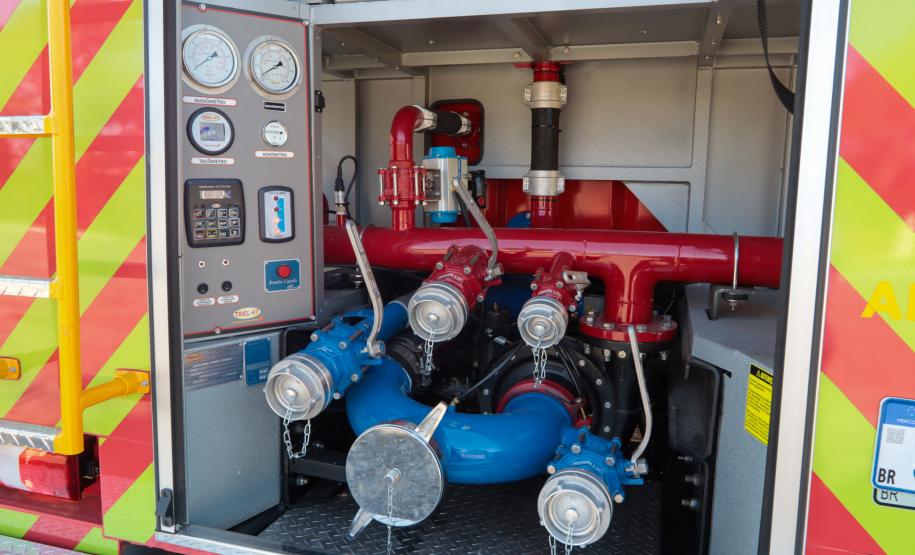 O governador Carlos Massa Ratinho Junior entregou nesta segunda-feira (3) 39 novos veículos para reforçar os trabalhos do Corpo de Bombeiros do Paraná.