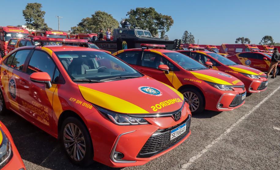 O governador Carlos Massa Ratinho Junior entregou nesta segunda-feira (3) 39 novos veículos para reforçar os trabalhos do Corpo de Bombeiros do Paraná.