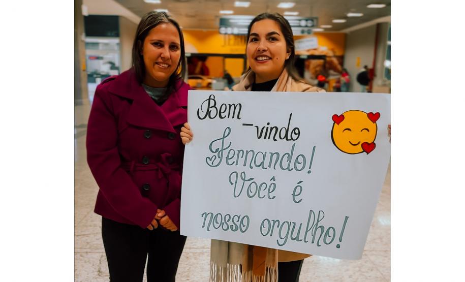 Vindos diretamente da Austrália, desembarcaram nesta terça e quarta-feira (25 e 26), no Aeroporto Internacional Afonso Pena, em São José dos Pinhais, na Grande Curitiba, 54 alunos da rede estadual de ensino que participaram da edição de 2024 do programa Ganhando o Mundo.  O programa de intercâmbio do Governo do Estado levou, entre os meses de janeiro e fevereiro, mil estudantes para cinco países de língua inglesa. Eles tiveram uma oportunidade de estudar, durante esses meses, em um curso equivalente ao Ensi