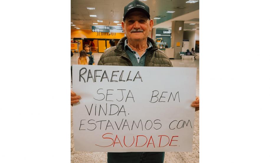 Vindos diretamente da Austrália, desembarcaram nesta terça e quarta-feira (25 e 26), no Aeroporto Internacional Afonso Pena, em São José dos Pinhais, na Grande Curitiba, 54 alunos da rede estadual de ensino que participaram da edição de 2024 do programa Ganhando o Mundo.  O programa de intercâmbio do Governo do Estado levou, entre os meses de janeiro e fevereiro, mil estudantes para cinco países de língua inglesa. Eles tiveram uma oportunidade de estudar, durante esses meses, em um curso equivalente ao Ensi