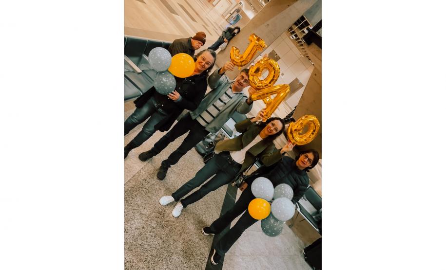 Vindos diretamente da Austrália, desembarcaram nesta terça e quarta-feira (25 e 26), no Aeroporto Internacional Afonso Pena, em São José dos Pinhais, na Grande Curitiba, 54 alunos da rede estadual de ensino que participaram da edição de 2024 do programa Ganhando o Mundo.  O programa de intercâmbio do Governo do Estado levou, entre os meses de janeiro e fevereiro, mil estudantes para cinco países de língua inglesa. Eles tiveram uma oportunidade de estudar, durante esses meses, em um curso equivalente ao Ensi