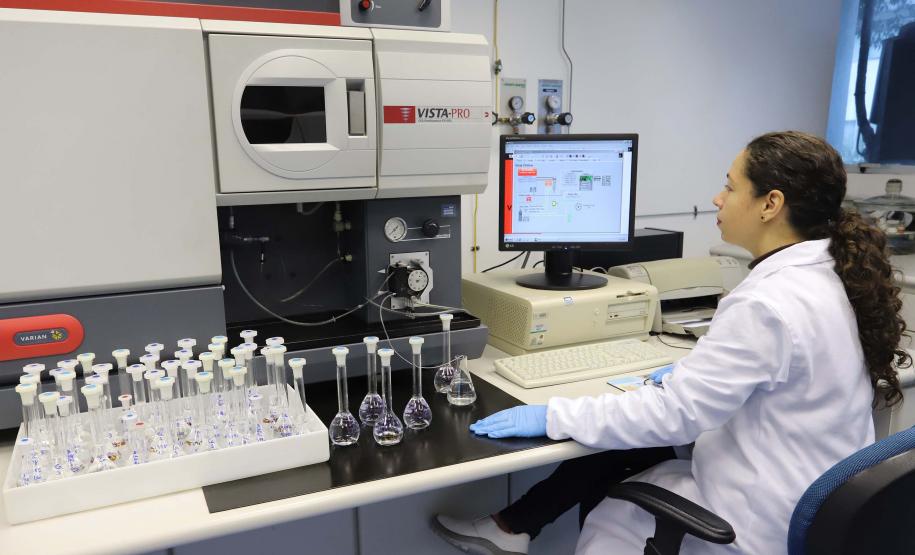 Ensaio de soroneutralização realizado no câmpus Juvevê do Tecpar