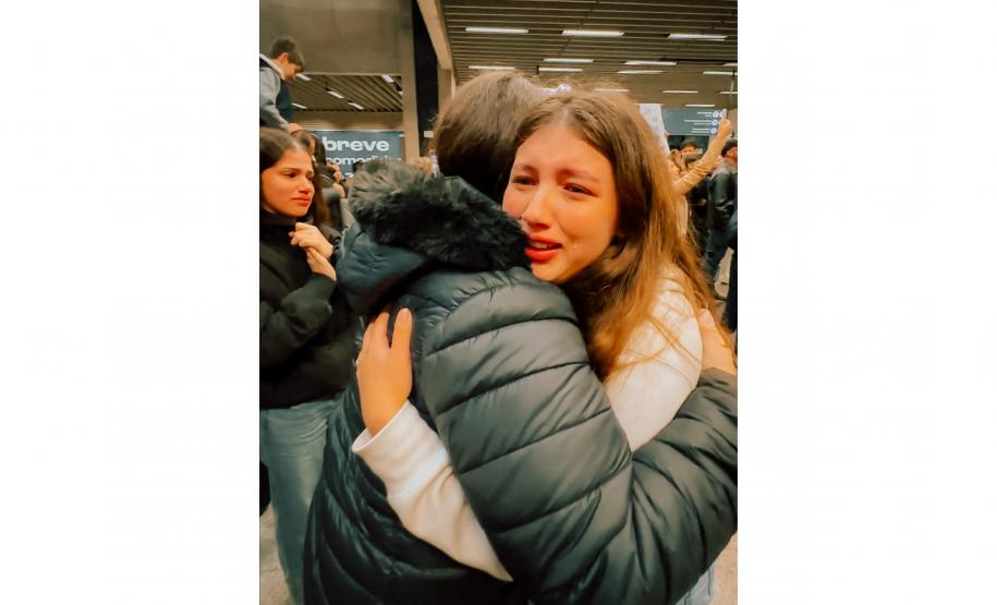 Vindos diretamente da Austrália, desembarcaram nesta terça e quarta-feira (25 e 26), no Aeroporto Internacional Afonso Pena, em São José dos Pinhais, na Grande Curitiba, 54 alunos da rede estadual de ensino que participaram da edição de 2024 do programa Ganhando o Mundo.  O programa de intercâmbio do Governo do Estado levou, entre os meses de janeiro e fevereiro, mil estudantes para cinco países de língua inglesa. Eles tiveram uma oportunidade de estudar, durante esses meses, em um curso equivalente ao Ensi