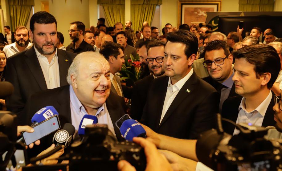 Curitiba, 17 de junho de 2024 - O governador Carlos Massa Ratinho Jr., anuncia a liberação de verbas para pavimentação, restauração de praça e obras de saneamento em Curitiba.