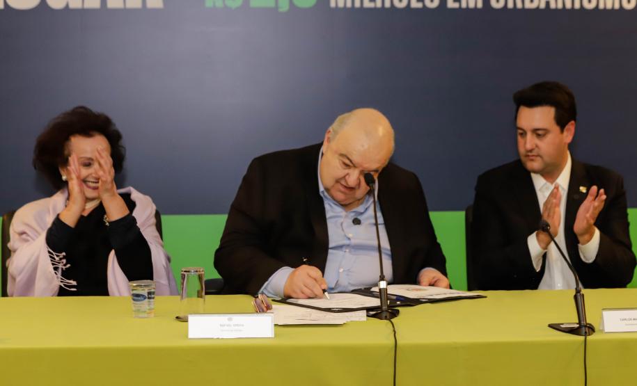 Curitiba, 17 de junho de 2024 - O governador Carlos Massa Ratinho Jr., anuncia a liberação de verbas para pavimentação, restauração de praça e obras de saneamento em Curitiba.