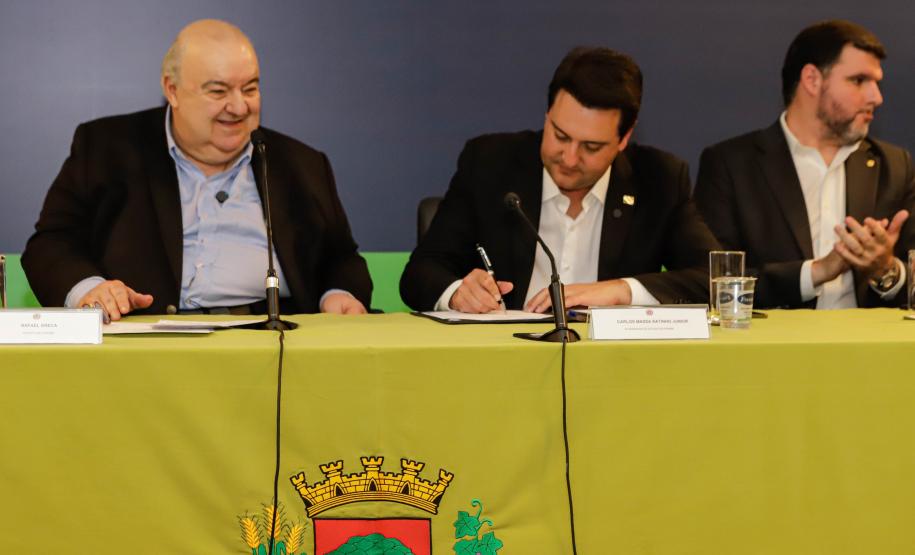 Curitiba, 17 de junho de 2024 - O governador Carlos Massa Ratinho Jr., anuncia a liberação de verbas para pavimentação, restauração de praça e obras de saneamento em Curitiba.