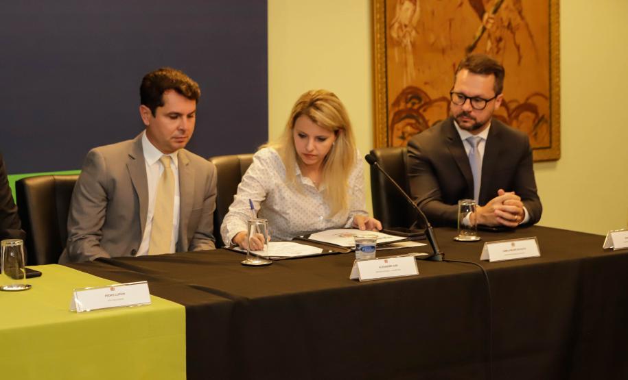 Curitiba, 17 de junho de 2024 - O governador Carlos Massa Ratinho Jr., anuncia a liberação de verbas para pavimentação, restauração de praça e obras de saneamento em Curitiba.