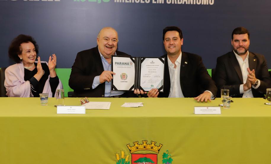 Curitiba, 17 de junho de 2024 - O governador Carlos Massa Ratinho Jr., anuncia a liberação de verbas para pavimentação, restauração de praça e obras de saneamento em Curitiba.