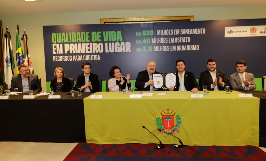 Curitiba, 17 de junho de 2024 - O governador Carlos Massa Ratinho Jr., anuncia a liberação de verbas para pavimentação, restauração de praça e obras de saneamento em Curitiba.