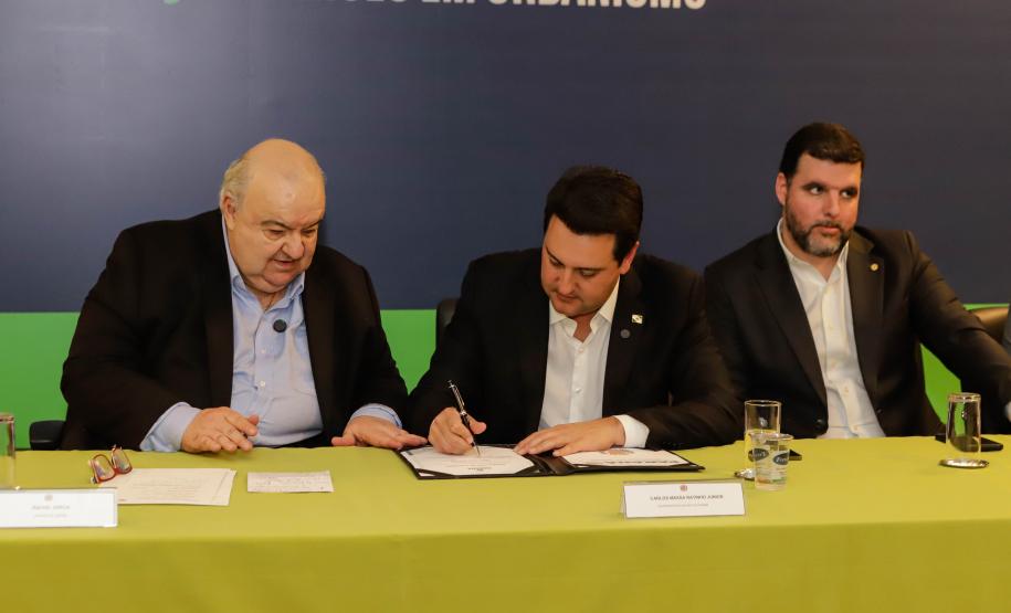 Curitiba, 17 de junho de 2024 - O governador Carlos Massa Ratinho Jr., anuncia a liberação de verbas para pavimentação, restauração de praça e obras de saneamento em Curitiba.