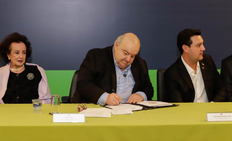 Curitiba, 17 de junho de 2024 - O governador Carlos Massa Ratinho Jr., anuncia a liberação de verbas para pavimentação, restauração de praça e obras de saneamento em Curitiba.