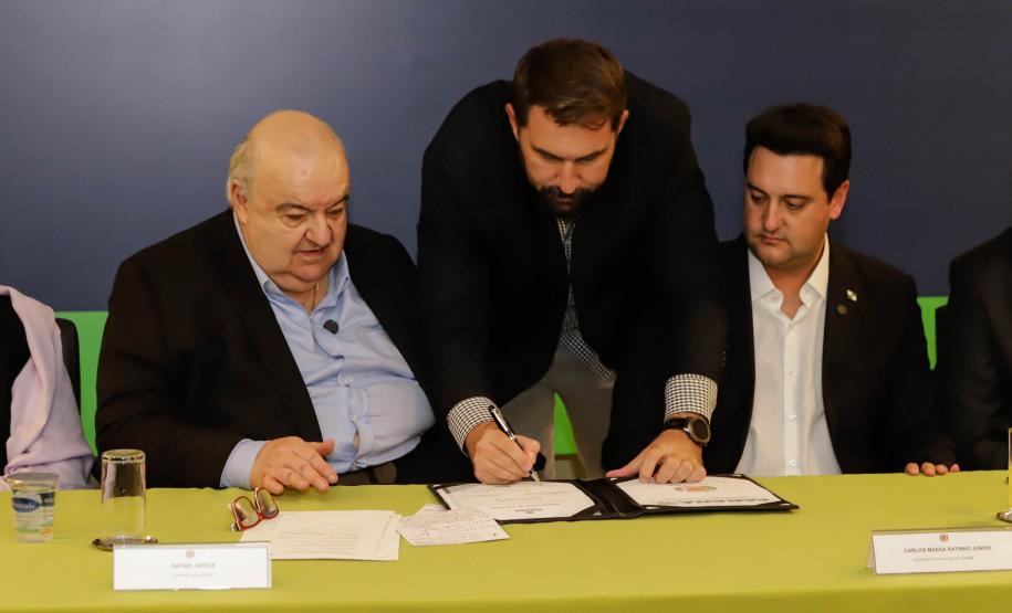 Curitiba, 17 de junho de 2024 - O governador Carlos Massa Ratinho Jr., anuncia a liberação de verbas para pavimentação, restauração de praça e obras de saneamento em Curitiba.