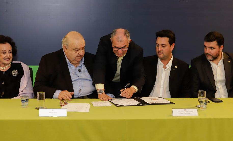 Curitiba, 17 de junho de 2024 - O governador Carlos Massa Ratinho Jr., anuncia a liberação de verbas para pavimentação, restauração de praça e obras de saneamento em Curitiba.