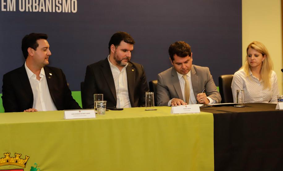 Curitiba, 17 de junho de 2024 - O governador Carlos Massa Ratinho Jr., anuncia a liberação de verbas para pavimentação, restauração de praça e obras de saneamento em Curitiba.