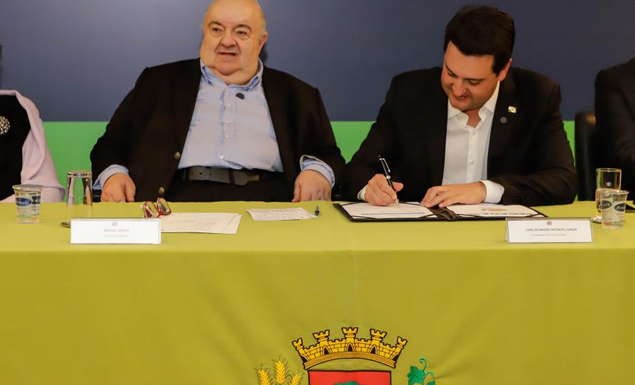 Curitiba, 17 de junho de 2024 - O governador Carlos Massa Ratinho Jr., anuncia a liberação de verbas para pavimentação, restauração de praça e obras de saneamento em Curitiba.