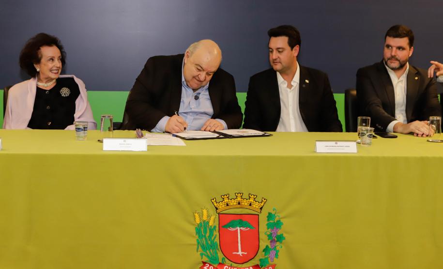 Curitiba, 17 de junho de 2024 - O governador Carlos Massa Ratinho Jr., anuncia a liberação de verbas para pavimentação, restauração de praça e obras de saneamento em Curitiba.