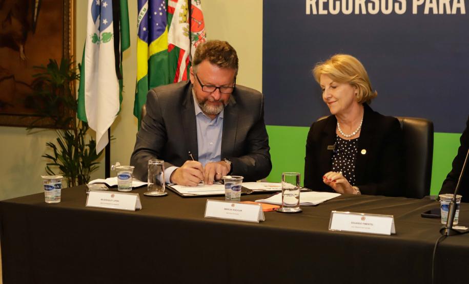 Curitiba, 17 de junho de 2024 - O governador Carlos Massa Ratinho Jr., anuncia a liberação de verbas para pavimentação, restauração de praça e obras de saneamento em Curitiba.