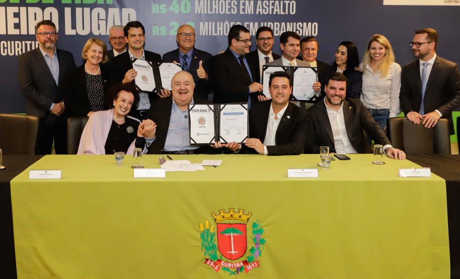 Curitiba, 17 de junho de 2024 - O governador Carlos Massa Ratinho Jr., anuncia a liberação de verbas para pavimentação, restauração de praça e obras de saneamento em Curitiba.