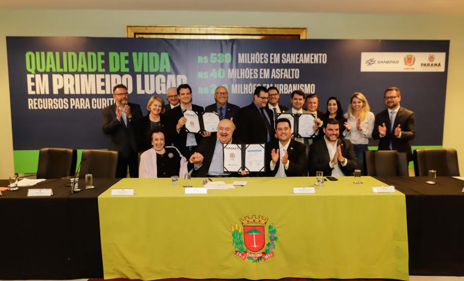 Curitiba, 17 de junho de 2024 - O governador Carlos Massa Ratinho Jr., anuncia a liberação de verbas para pavimentação, restauração de praça e obras de saneamento em Curitiba.