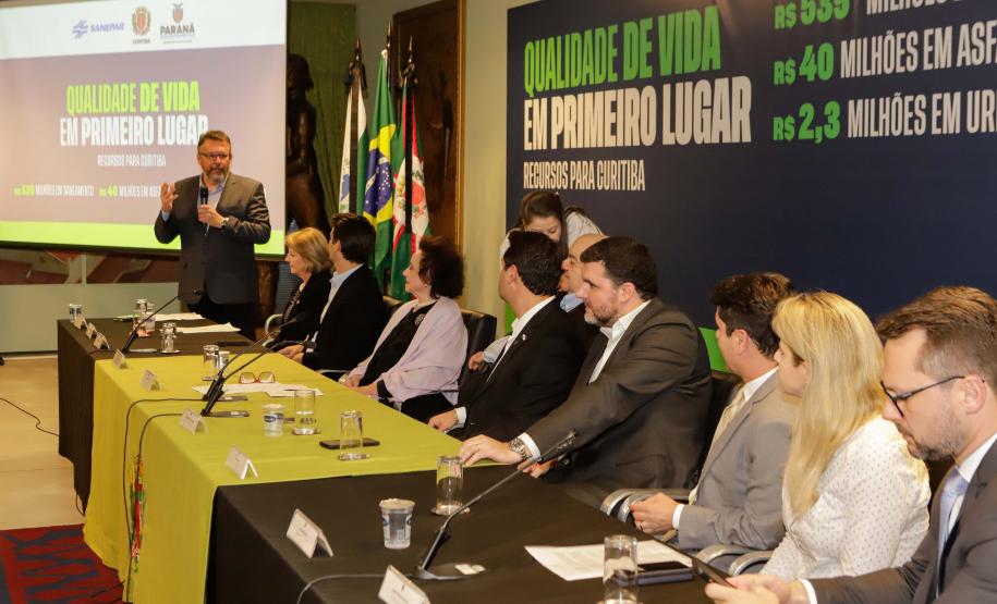Curitiba, 17 de junho de 2024 - O governador Carlos Massa Ratinho Jr., anuncia a liberação de verbas para pavimentação, restauração de praça e obras de saneamento em Curitiba.