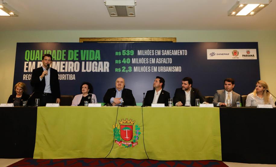 Curitiba, 17 de junho de 2024 - O governador Carlos Massa Ratinho Jr., anuncia a liberação de verbas para pavimentação, restauração de praça e obras de saneamento em Curitiba.