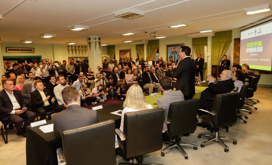 Curitiba, 17 de junho de 2024 - O governador Carlos Massa Ratinho Jr., anuncia a liberação de verbas para pavimentação, restauração de praça e obras de saneamento em Curitiba.