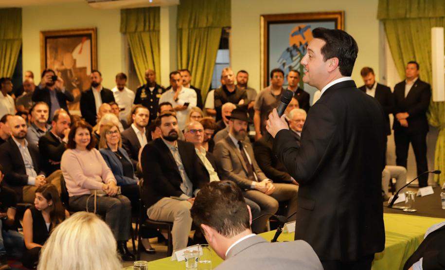 Curitiba, 17 de junho de 2024 - O governador Carlos Massa Ratinho Jr., anuncia a liberação de verbas para pavimentação, restauração de praça e obras de saneamento em Curitiba.