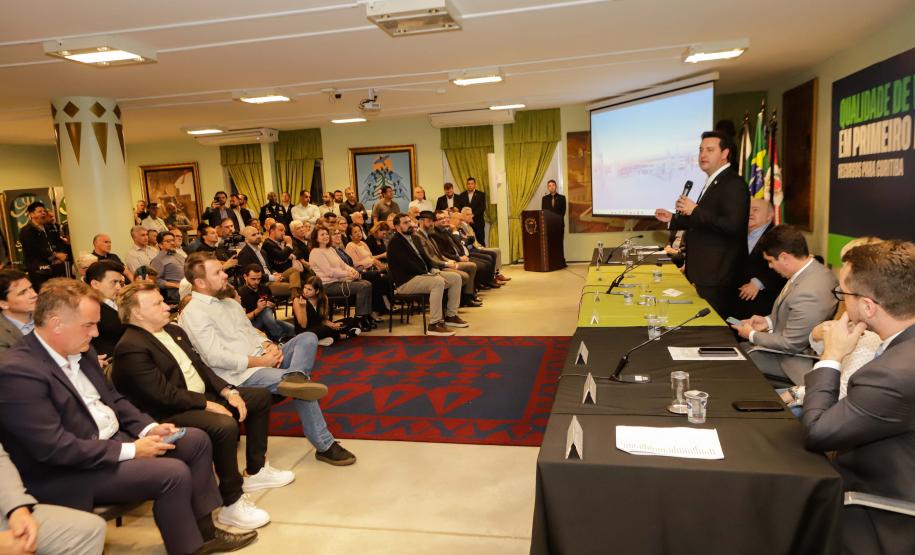 Curitiba, 17 de junho de 2024 - O governador Carlos Massa Ratinho Jr., anuncia a liberação de verbas para pavimentação, restauração de praça e obras de saneamento em Curitiba.