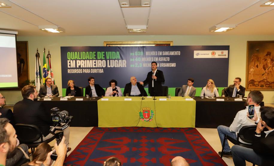 Curitiba, 17 de junho de 2024 - O governador Carlos Massa Ratinho Jr., anuncia a liberação de verbas para pavimentação, restauração de praça e obras de saneamento em Curitiba.
