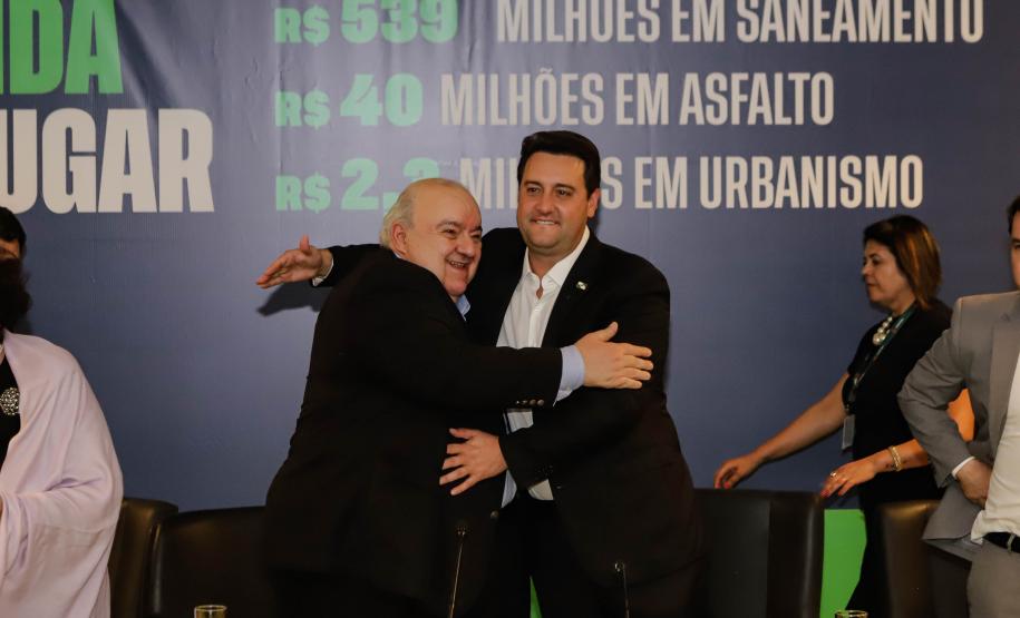 Curitiba, 17 de junho de 2024 - O governador Carlos Massa Ratinho Jr., anuncia a liberação de verbas para pavimentação, restauração de praça e obras de saneamento em Curitiba.