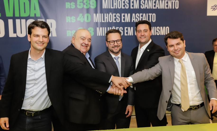Curitiba, 17 de junho de 2024 - O governador Carlos Massa Ratinho Jr., anuncia a liberação de verbas para pavimentação, restauração de praça e obras de saneamento em Curitiba.