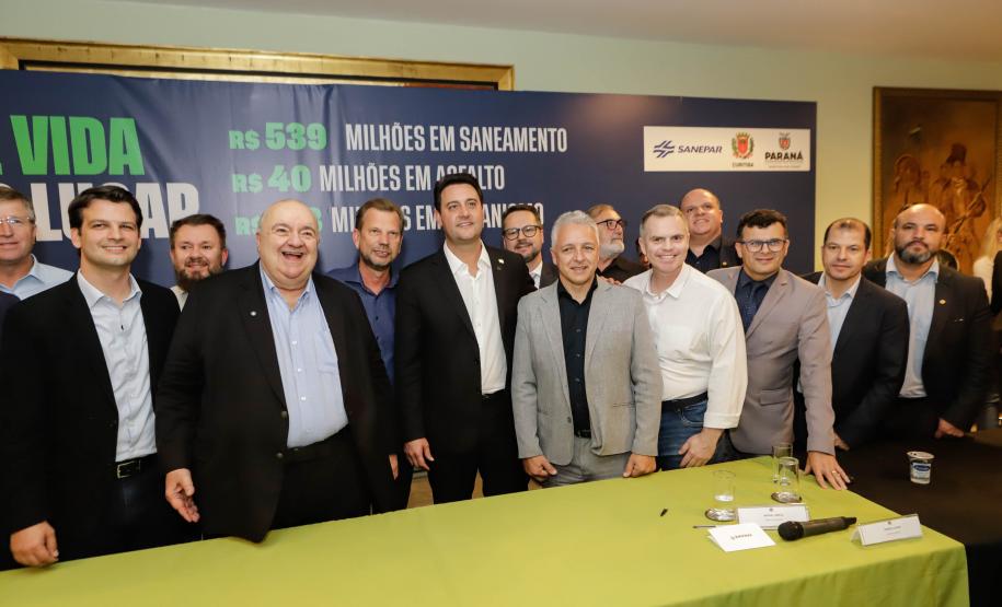 Curitiba, 17 de junho de 2024 - O governador Carlos Massa Ratinho Jr., anuncia a liberação de verbas para pavimentação, restauração de praça e obras de saneamento em Curitiba.