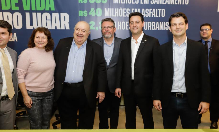 Curitiba, 17 de junho de 2024 - O governador Carlos Massa Ratinho Jr., anuncia a liberação de verbas para pavimentação, restauração de praça e obras de saneamento em Curitiba.