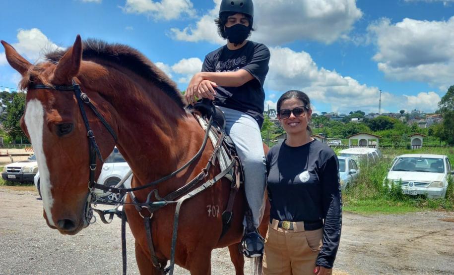 Terapia com cavalos oferecida pela PMPR colabora na qualidade de vida de pessoas com deficiência