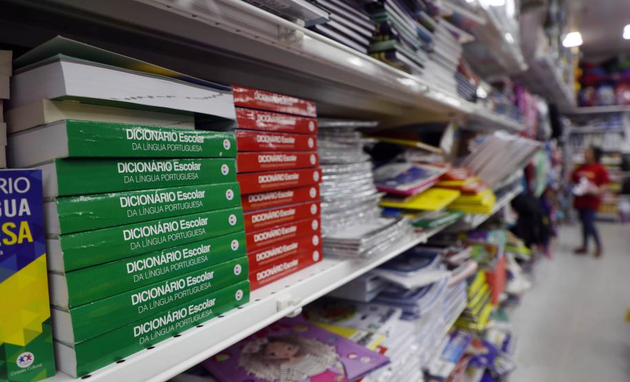 Rede estadual do Paraná arrecada material escolar para o Rio Grande do Sul