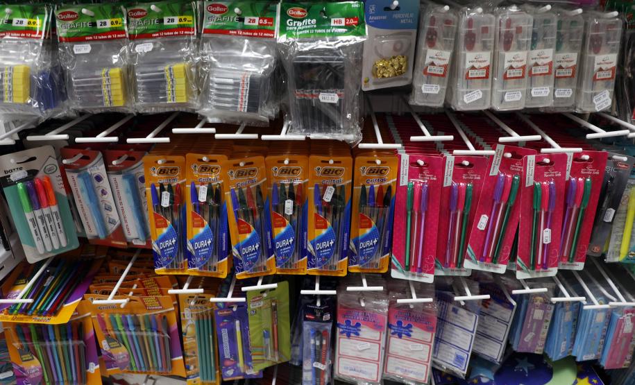 Rede estadual do Paraná arrecada material escolar para o Rio Grande do Sul