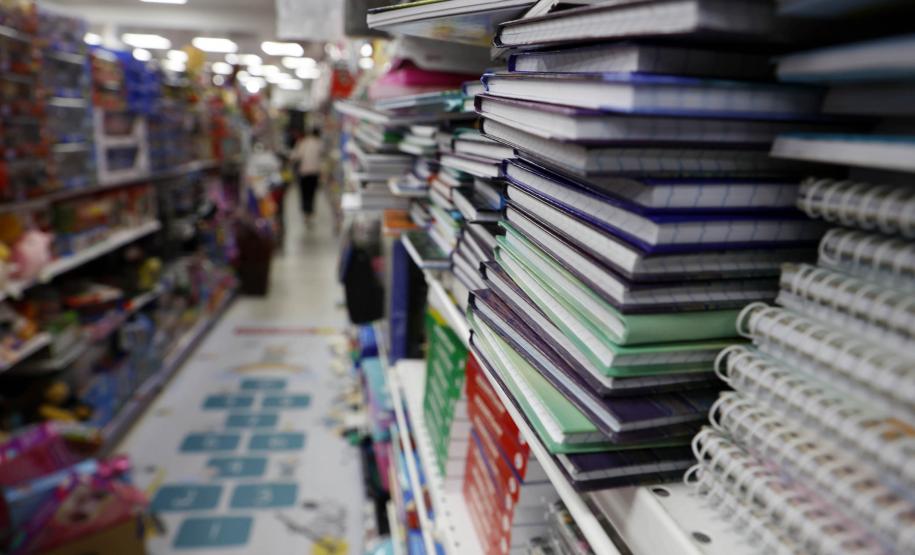 Rede estadual do Paraná arrecada material escolar para o Rio Grande do Sul