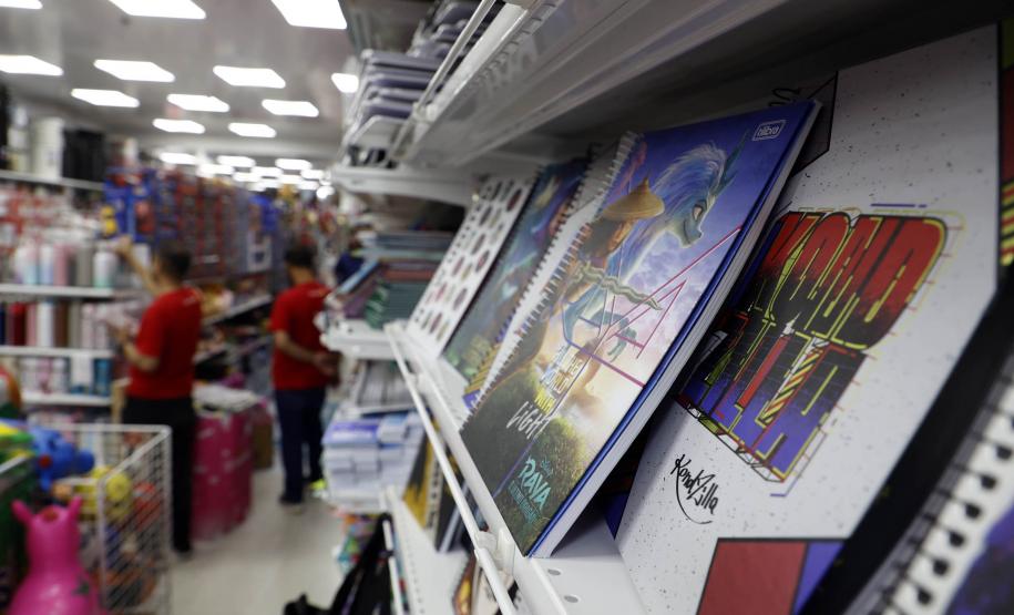 Rede estadual do Paraná arrecada material escolar para o Rio Grande do Sul