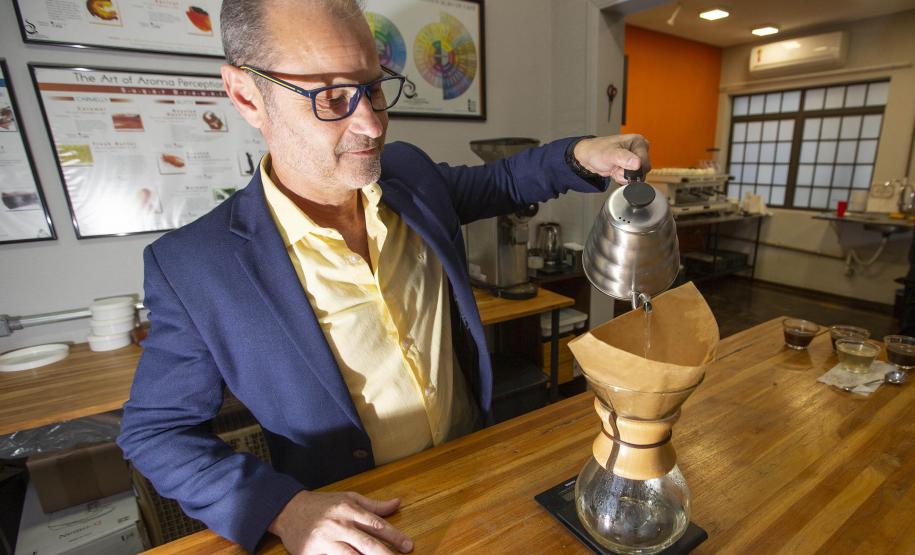 A descoberta de uma fonte de água mineral diferenciada, no município de Quitandinha, Região Metropolitana de Curitiba, deu início a um projeto inovador desenvolvido pelos empreendedores Jackson Werneck Andrade e Cícero Caiçara Junior