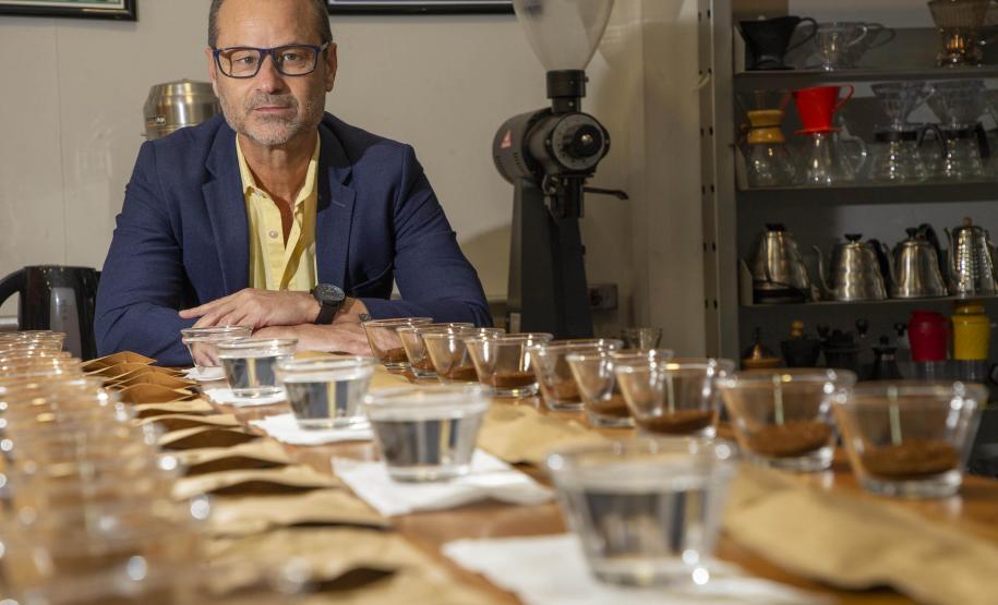 A descoberta de uma fonte de água mineral diferenciada, no município de Quitandinha, Região Metropolitana de Curitiba, deu início a um projeto inovador desenvolvido pelos empreendedores Jackson Werneck Andrade e Cícero Caiçara Junior