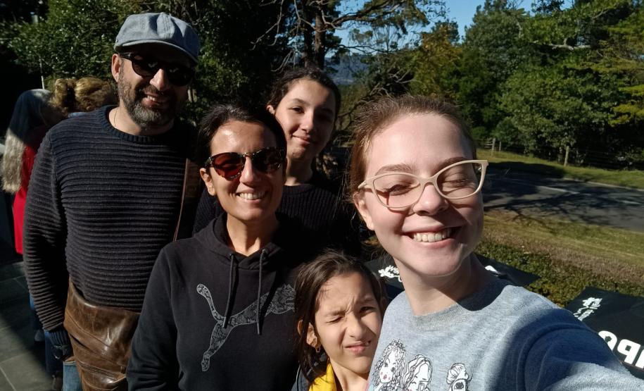 Vindos diretamente da Austrália, desembarcaram nesta terça e quarta-feira (25 e 26), no Aeroporto Internacional Afonso Pena, em São José dos Pinhais, na Grande Curitiba, 54 alunos da rede estadual de ensino que participaram da edição de 2024 do programa Ganhando o Mundo.  O programa de intercâmbio do Governo do Estado levou, entre os meses de janeiro e fevereiro, mil estudantes para cinco países de língua inglesa. Eles tiveram uma oportunidade de estudar, durante esses meses, em um curso equivalente ao Ensi