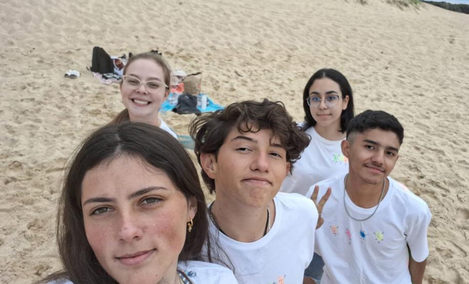 Vindos diretamente da Austrália, desembarcaram nesta terça e quarta-feira (25 e 26), no Aeroporto Internacional Afonso Pena, em São José dos Pinhais, na Grande Curitiba, 54 alunos da rede estadual de ensino que participaram da edição de 2024 do programa Ganhando o Mundo.  O programa de intercâmbio do Governo do Estado levou, entre os meses de janeiro e fevereiro, mil estudantes para cinco países de língua inglesa. Eles tiveram uma oportunidade de estudar, durante esses meses, em um curso equivalente ao Ensi