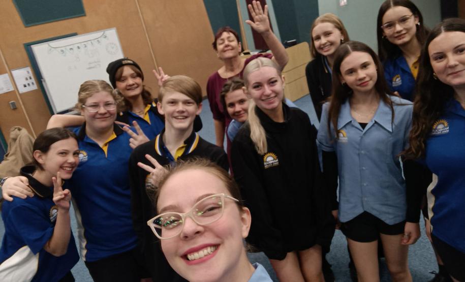 Vindos diretamente da Austrália, desembarcaram nesta terça e quarta-feira (25 e 26), no Aeroporto Internacional Afonso Pena, em São José dos Pinhais, na Grande Curitiba, 54 alunos da rede estadual de ensino que participaram da edição de 2024 do programa Ganhando o Mundo.  O programa de intercâmbio do Governo do Estado levou, entre os meses de janeiro e fevereiro, mil estudantes para cinco países de língua inglesa. Eles tiveram uma oportunidade de estudar, durante esses meses, em um curso equivalente ao Ensi