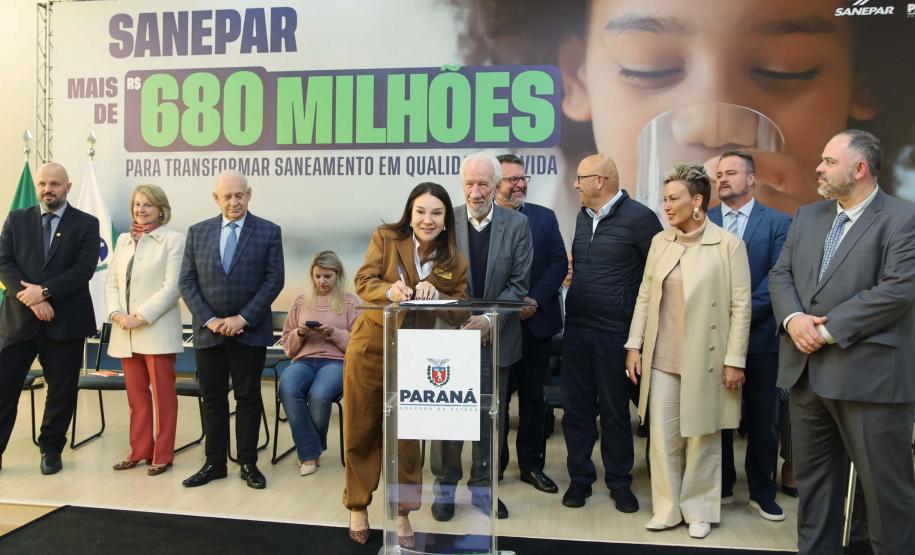 O governador em exercício Darci Piana e o presidente da Sanepar, Wilson Bley, anunciam nesta terça-feira (02) um pacote de investimento em saneamento rural e urbano e distribuição de água, além da conclusão de obras emblemáticas do setor.
