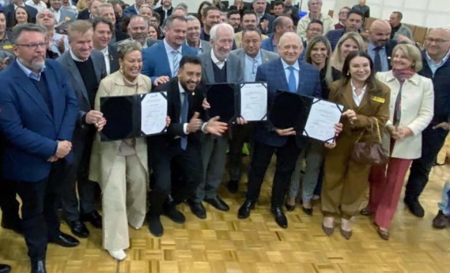 O governador em exercício Darci Piana e o presidente da Sanepar, Wilson Bley, anunciam nesta terça-feira (02) um pacote de investimento em saneamento rural e urbano e distribuição de água, além da conclusão de obras emblemáticas do setor.