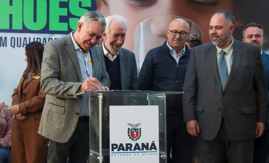 O governador em exercício Darci Piana e o presidente da Sanepar, Wilson Bley, anunciam nesta terça-feira (02) um pacote de investimento em saneamento rural e urbano e distribuição de água, além da conclusão de obras emblemáticas do setor.